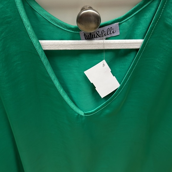 Perfect for St Patrick’s Day!! Emerald green V neck top - Picture 3 of 6
